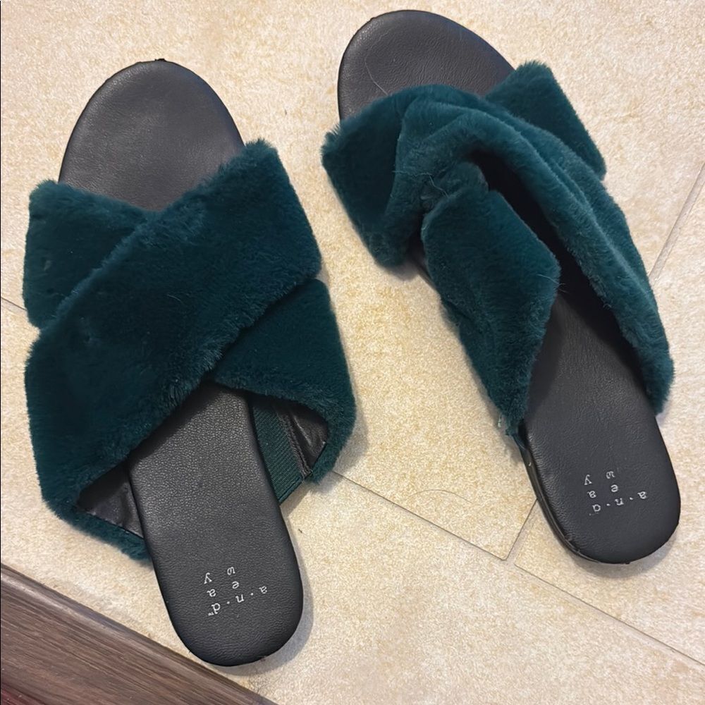 A NEW DAY Green & Black Suede Faux Fur Soft Slippers Sandals Size 8 - Never Worn